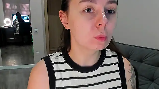 Snapshot of Di_na_Bell chatting on June 2026 06:01:01 AM Di na Bell online show from June 2026 06:01:01 AM