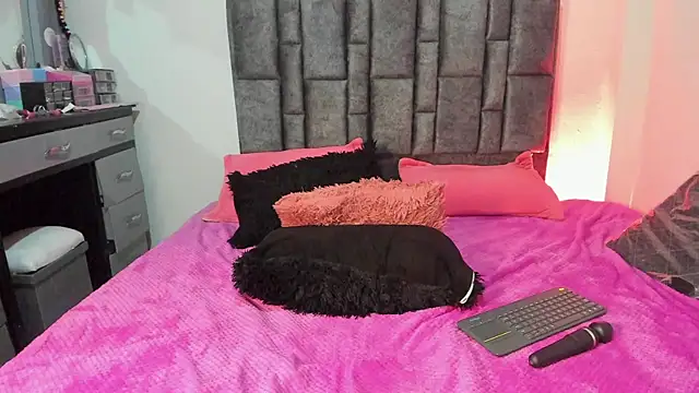 Esmeraldaa- online show from April 2026 09:26:01 PM