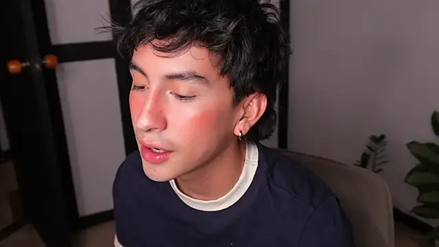 sweettaaron01 online show from June 2026 11:35:01 PM