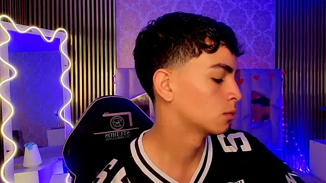 LIHIAN TAY online show from April 2026 12:46:01 PM