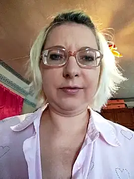 Snapshot of VikaKing chatting on May 2026 04:54:01 AM VikaKing online show from May 2026 04:54:01 AM