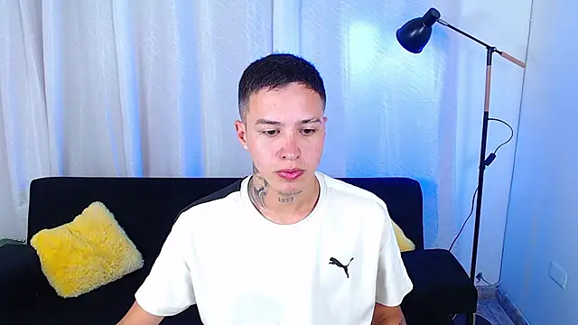 Cumandres18 online show from April 2026 02:12:01 PM