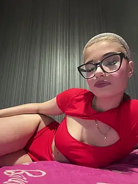Larra69 online show from July 2026 06:24:02 PM
