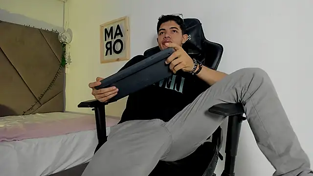 Snapshot of andrew_colleman chatting on December 2025 07:33:02 PM andrew colleman online show from December 2025 07:33:02 PM