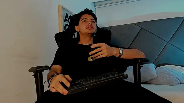 Snapshot of andrew_colleman chatting on February 2026 03:45:01 AM andrew colleman online show from February 2026 03:45:01 AM