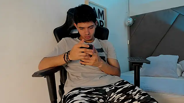 Snapshot of andrew_colleman chatting on February 2026 11:30:02 PM andrew colleman online show from February 2026 11:30:02 PM