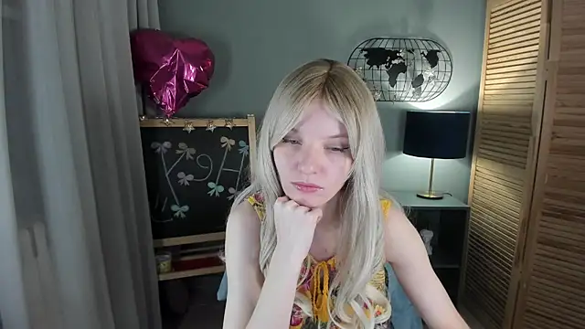 Snapshot of Madelaineses chatting on November 2025 10:10:02 AM Madelaineses online show from November 2025 10:10:02 AM