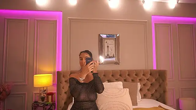 Snapshot of FrancescaDante chatting on June 2026 05:56:01 AM FrancescaDante online show from June 2026 05:56:01 AM