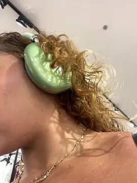 Chloe Leaozinho online show from February 2026 02:23:01 PM