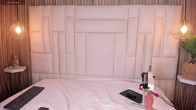 LovelyEyesx online show from April 2026 05:05:02 PM