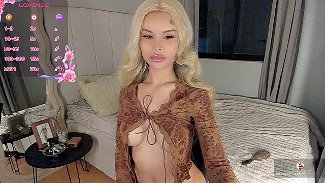 LUUVRRI 21 online show from April 2026 04:04:01 PM