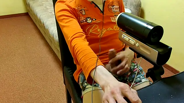 Snapshot of k74robert chatting on April 2026 04:19:02 PM k74robert online show from April 2026 04:19:02 PM