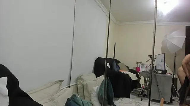 kiraGeiner online show from November 2025 01:28:02 PM