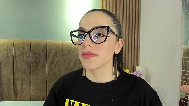 IsisNoir online show from April 2026 01:00:02 PM