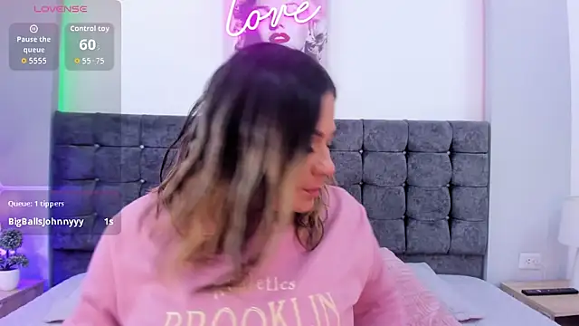 isabella horney  online show from October 2025 07:56:02 PM