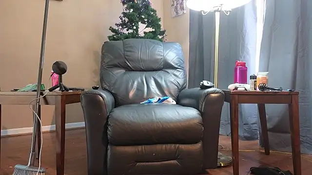 Snapshot of Single_White_Male chatting on November 2025 04:28:01 PM Single White Male online show from November 2025 04:28:01 PM