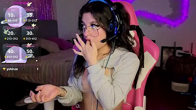 larah uwu online show from April 2026 06:23:01 PM