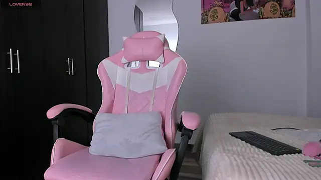 kendal hot01 online show from April 2026 07:58:01 PM