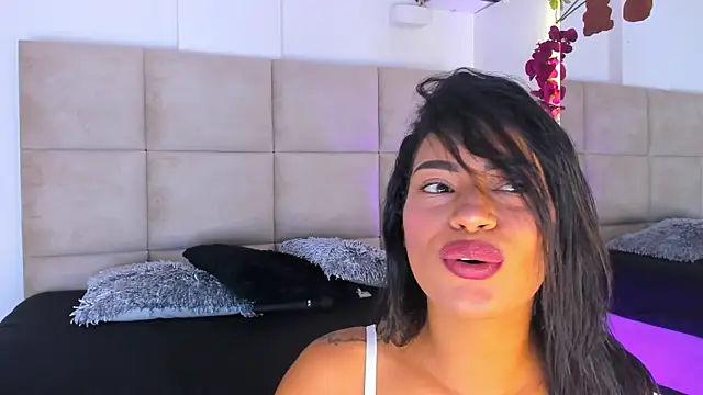 AmberMoss1 online show from April 2026 02:47:01 PM