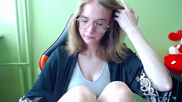 juicyPenny online show from April 2026 06:27:01 AM