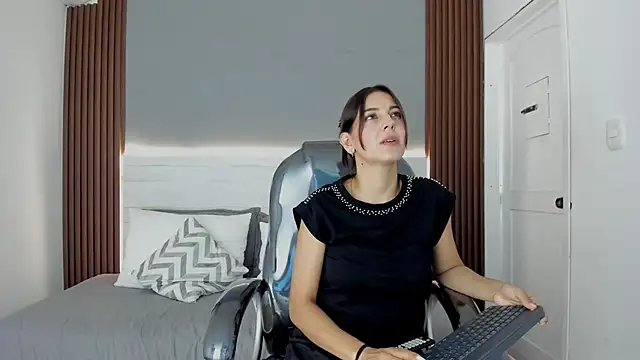 Emmy Meadows online show from October 2025 08:07:01 PM