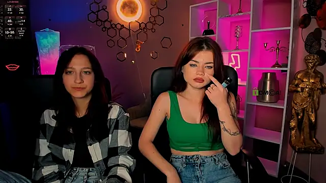 lau ra queen online show from December 2025 08:59:01 PM