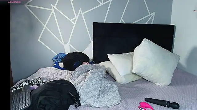 karlamoon23 online show from March 2026 08:26:01 PM