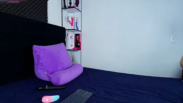 karlamoon23 online show from April 2026 08:25:02 PM