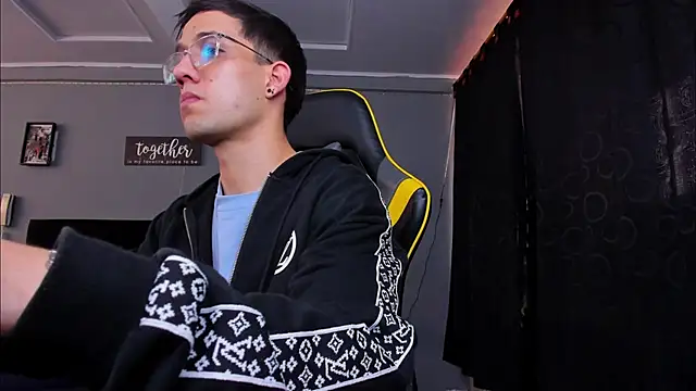 alexgiraldo   online show from October 2025 12:13:02 PM