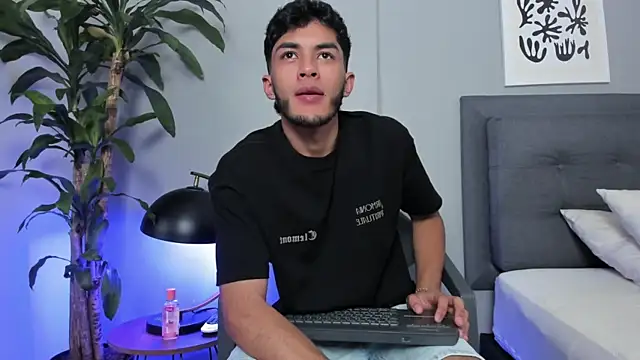 Tylerffoxx online show from April 2026 09:34:01 PM