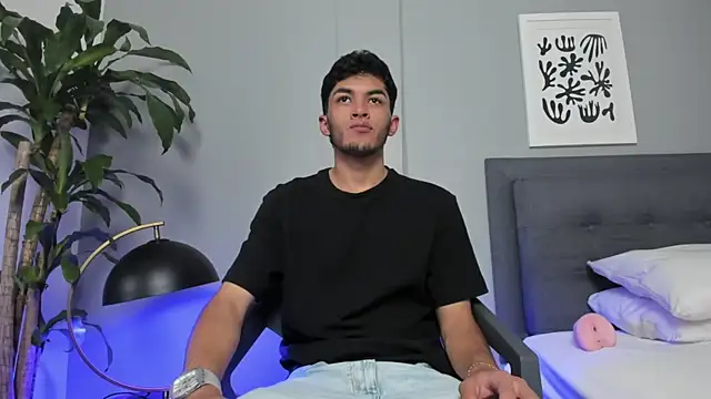 Tylerffoxx online show from June 2026 08:30:02 PM