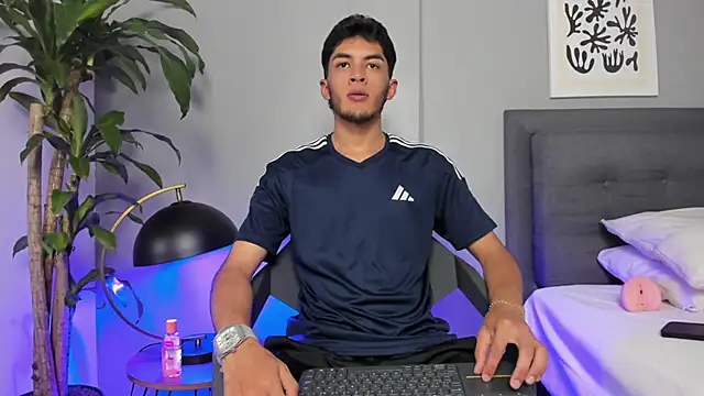 Tylerffoxx online show from June 2026 09:57:02 PM