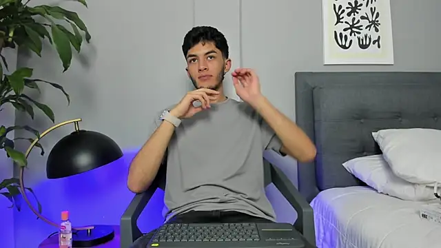 Tylerffoxx online show from June 2026 09:17:01 PM