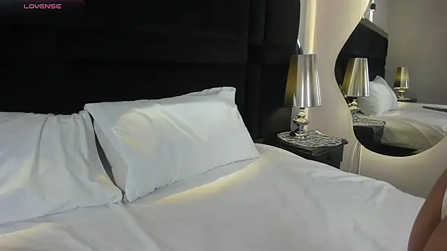 CarolineLee  online show from April 2026 10:37:02 PM