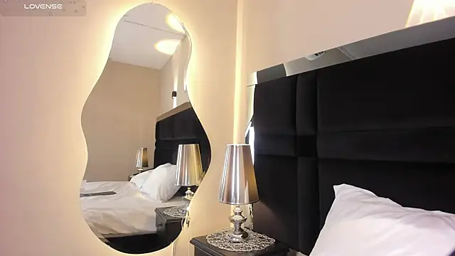 CarolineLee  online show from July 2026 10:42:02 PM