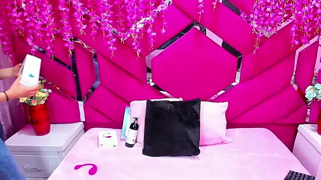 Nanis James online show from December 2025 04:07:02 AM