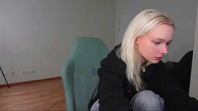 Laura Chaplin online show from April 2026 05:54:01 AM