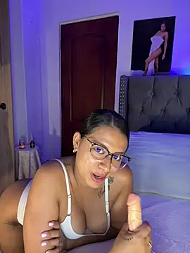 Snapshot of ema_zoe chatting on June 2026 12:02:02 AM ema zoe online show from June 2026 12:02:02 AM