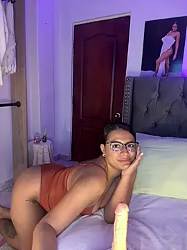 Snapshot of ema_zoe chatting on June 2026 12:10:02 AM ema zoe online show from June 2026 12:10:02 AM