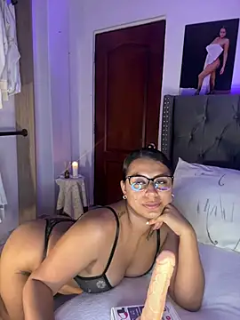 Snapshot of ema_zoe chatting on July 2026 12:04:01 AM ema zoe online show from July 2026 12:04:01 AM