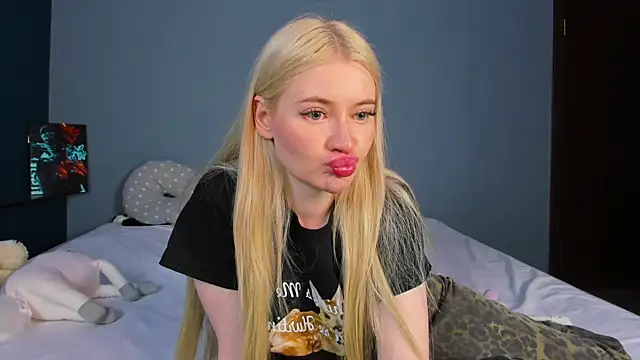 Snapshot of Lillie_Berry chatting on June 2026 05:19:02 AM Lillie Berry online show from June 2026 05:19:02 AM