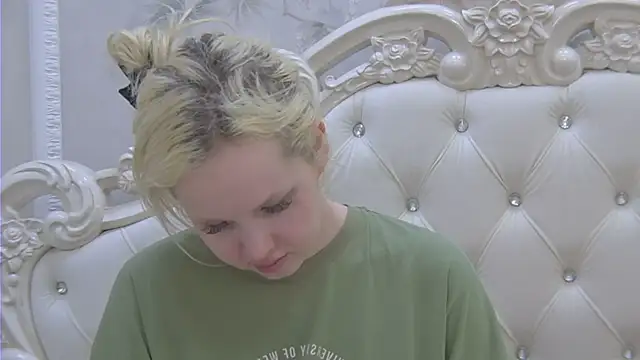 Snapshot of EllieFrosty_ chatting on June 2026 11:40:01 PM EllieFrosty online show from June 2026 11:40:01 PM