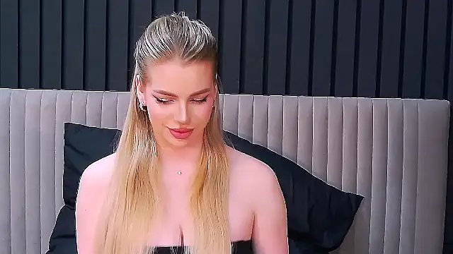 Snapshot of MilanaCeleste chatting on November 2025 06:10:02 PM MilanaCeleste online show from November 2025 06:10:02 PM