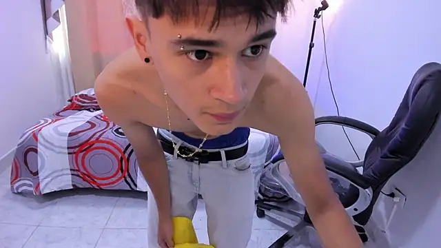 Aron Boyy online show from April 2026 07:48:01 PM