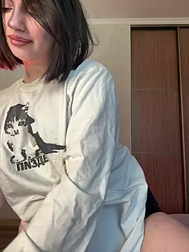 Snapshot of YourLittleDevil chatting on June 2026 06:40:01 AM YourLittleDevil online show from June 2026 06:40:01 AM