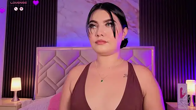 MiaaFarrel online show from April 2026 07:07:01 PM