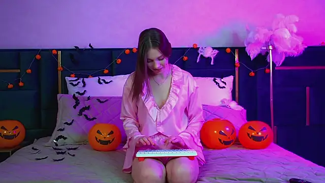 VeronicaVances online show from October 2025 06:07:02 PM