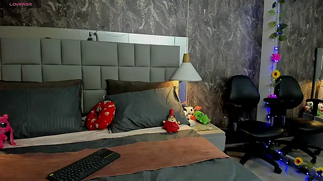 yiyisandoval online show from April 2026 04:57:02 AM