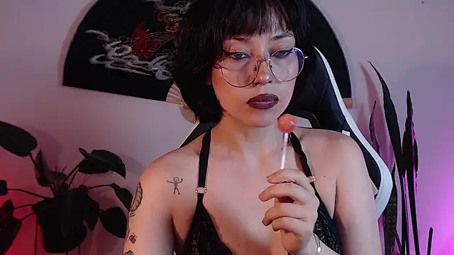 Ellyuwuw online show from March 2026 12:17:01 AM