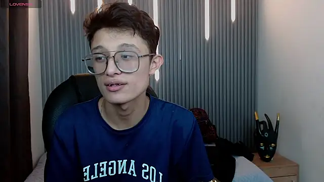 SantiagoRusso18 online show from April 2026 10:34:01 PM